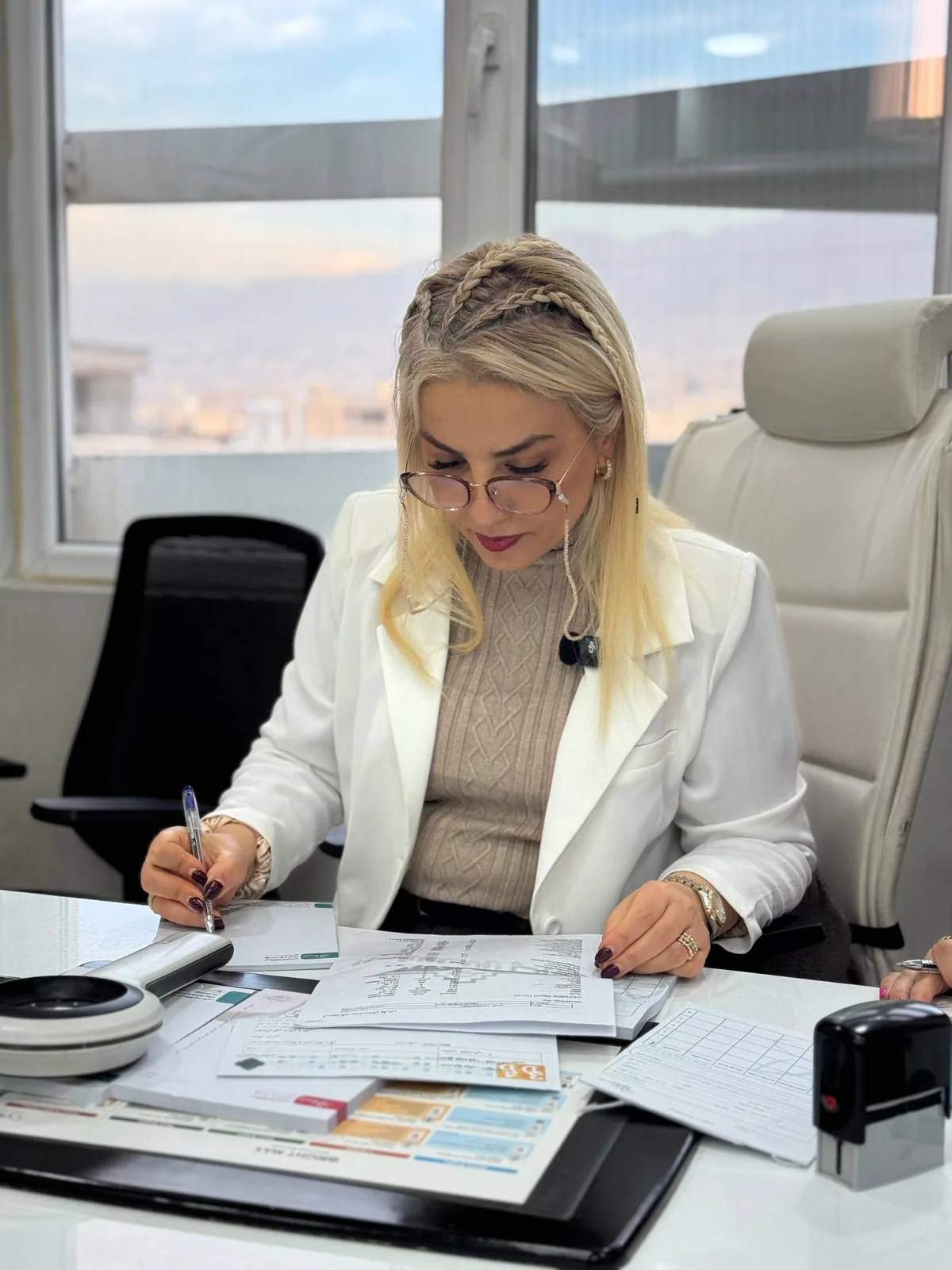 دکتر شادی مظلومی در حال بررسی مدارک و پرونده پزشکی مراجعه‌کننده